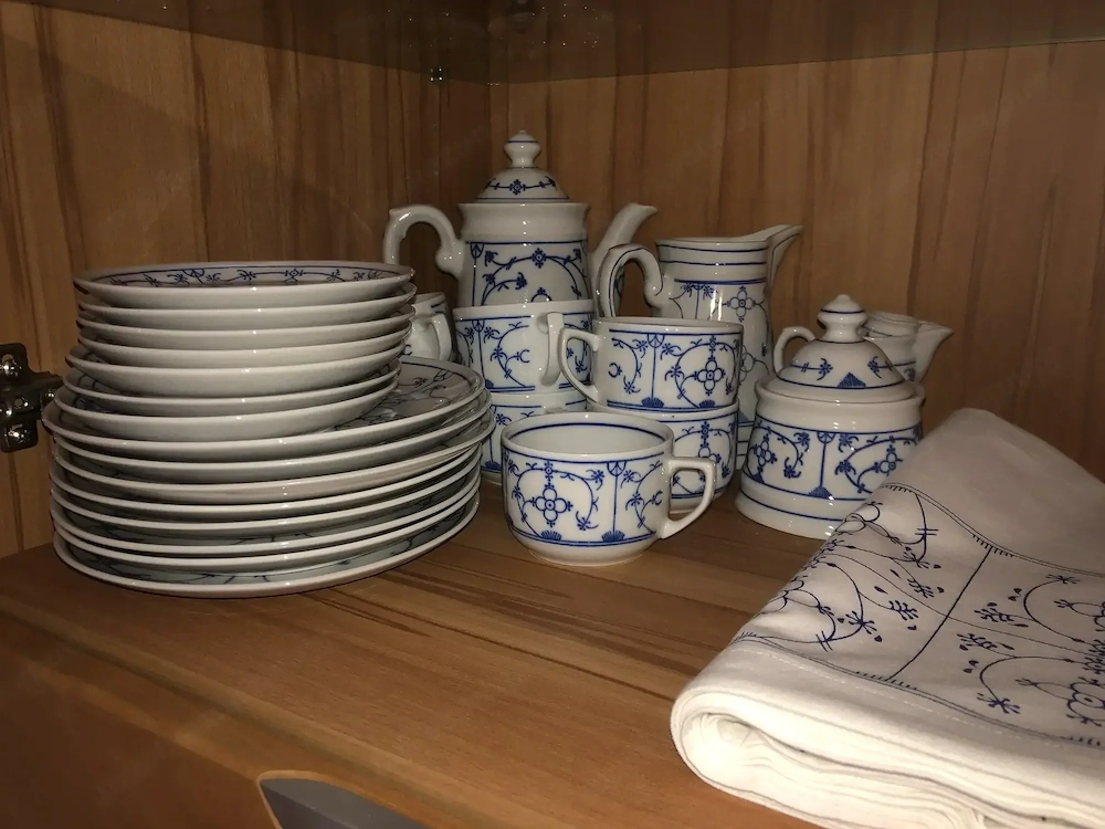 Kaffeservice mit dazugehöriger Tischdecke