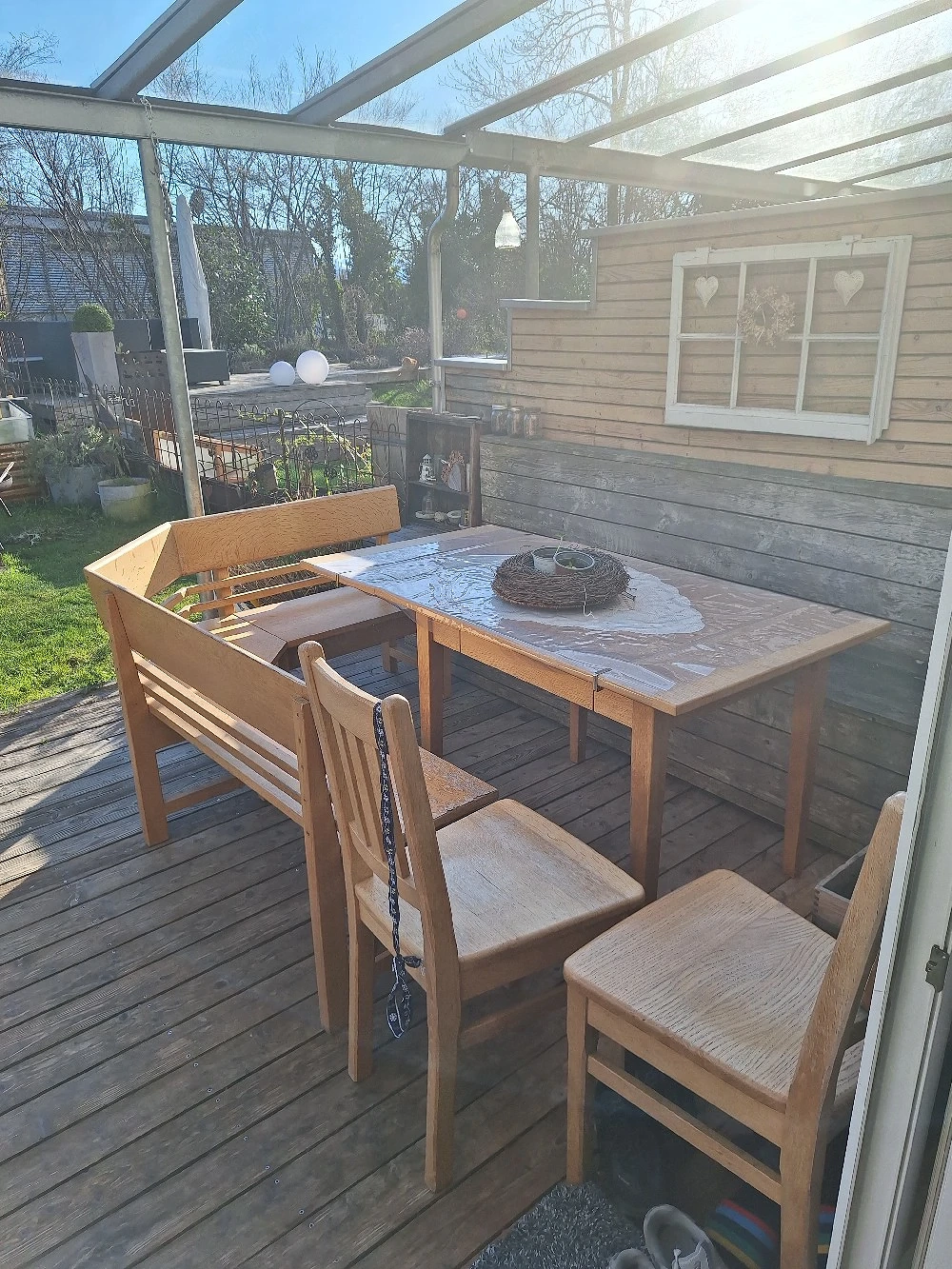 Eckbank mit Tisch und Stühlen