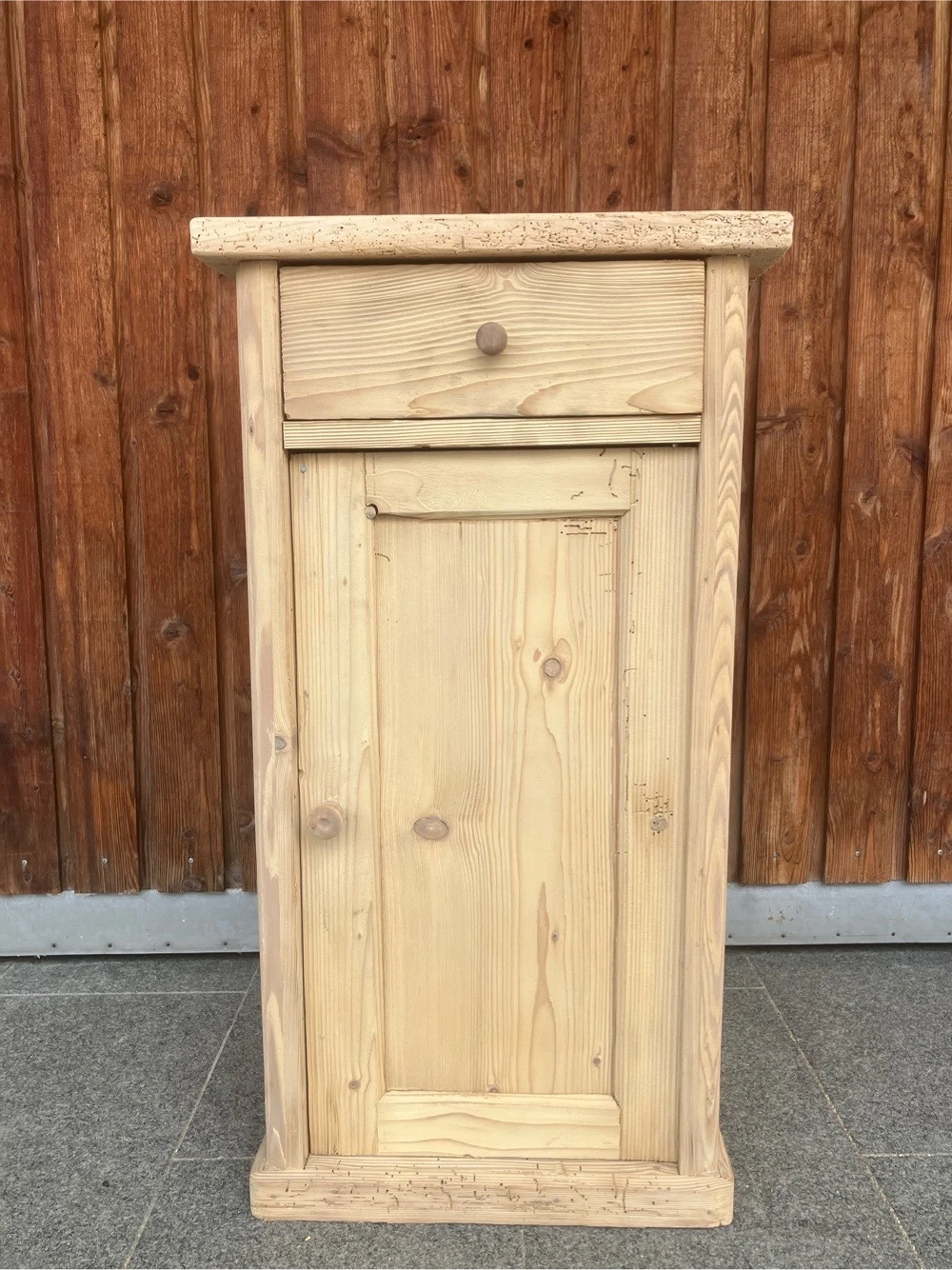Altes Nachtkästchen