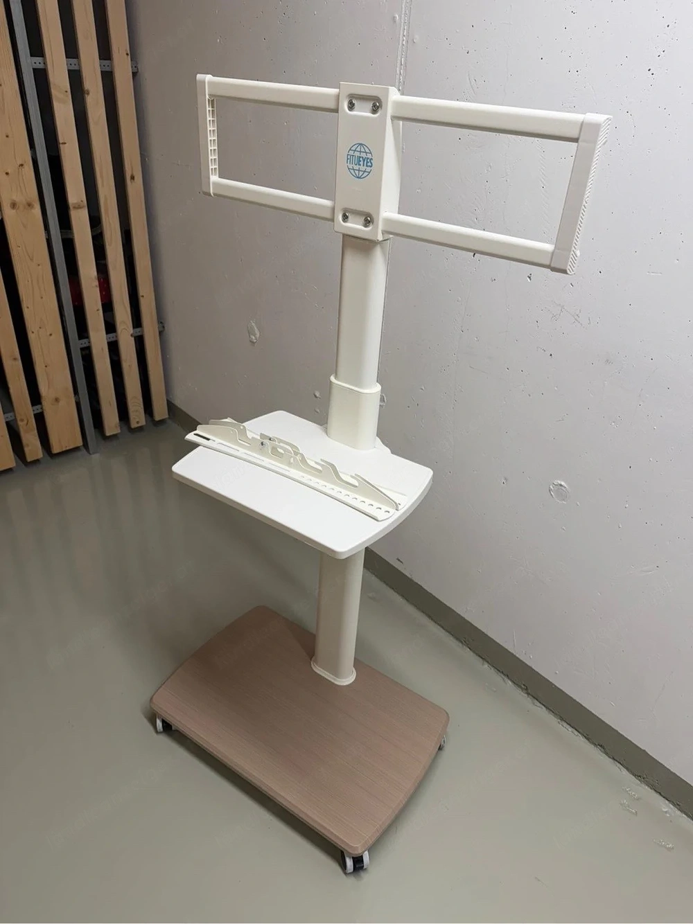 TV Ständer mit Rollen - wie neu