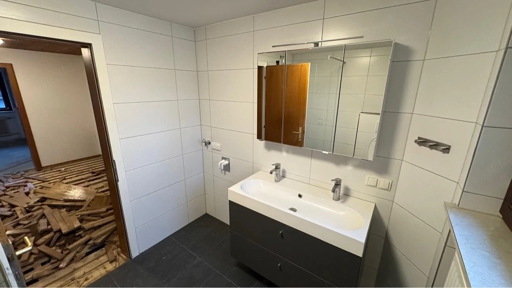 Waschbeckenunterschrank, Spiegel