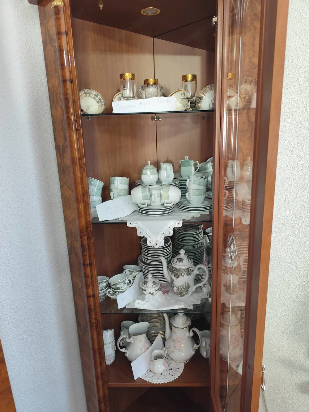 Gläser, verschiedener Art 