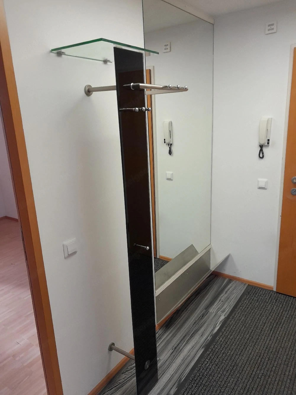 Garderobe aus schwarzen Glas zu verschenken 