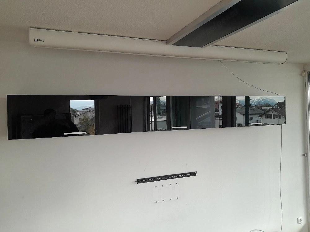 Hängeschrank mit schwarzer Glasfront 3-teilig zu verschenken 