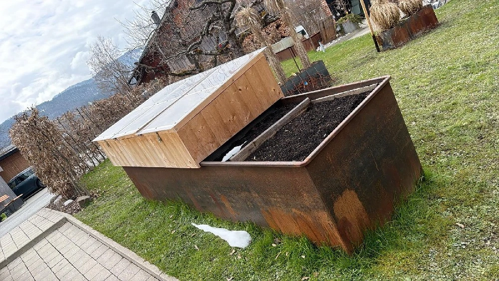 Hochbeet mit Frühbeet