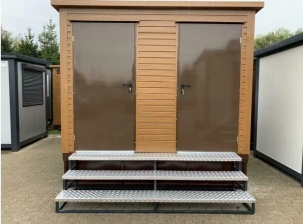Doppelter Sanitärcontainer mit Tank