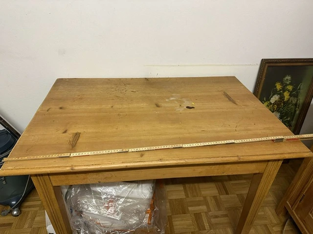 alter Holztisch