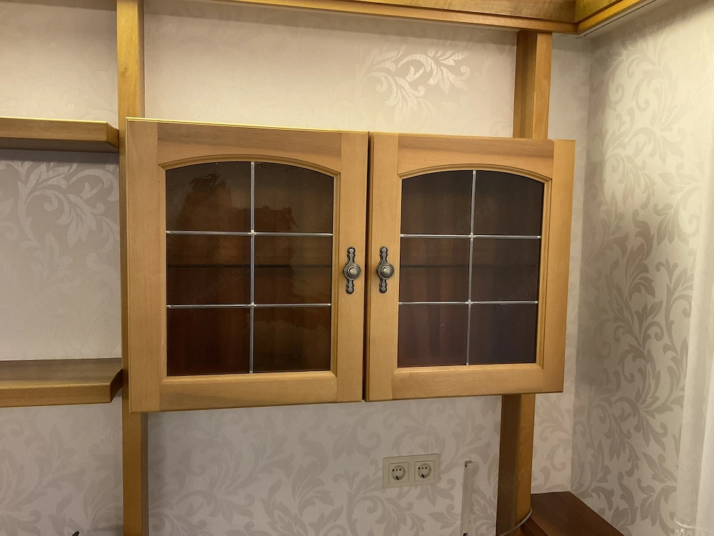 Schöner Hängeschrank mit Glastüren   guter Zustand