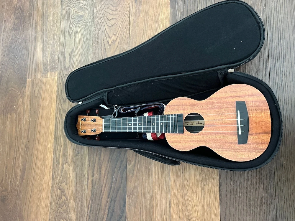 Enya Ukulele mit Tasche + Gurt