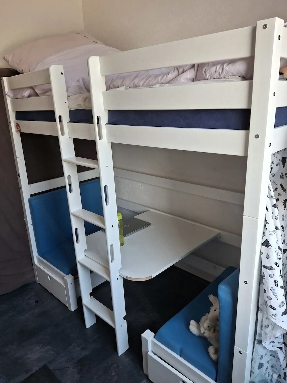 Stockbett mit Tischfunktion