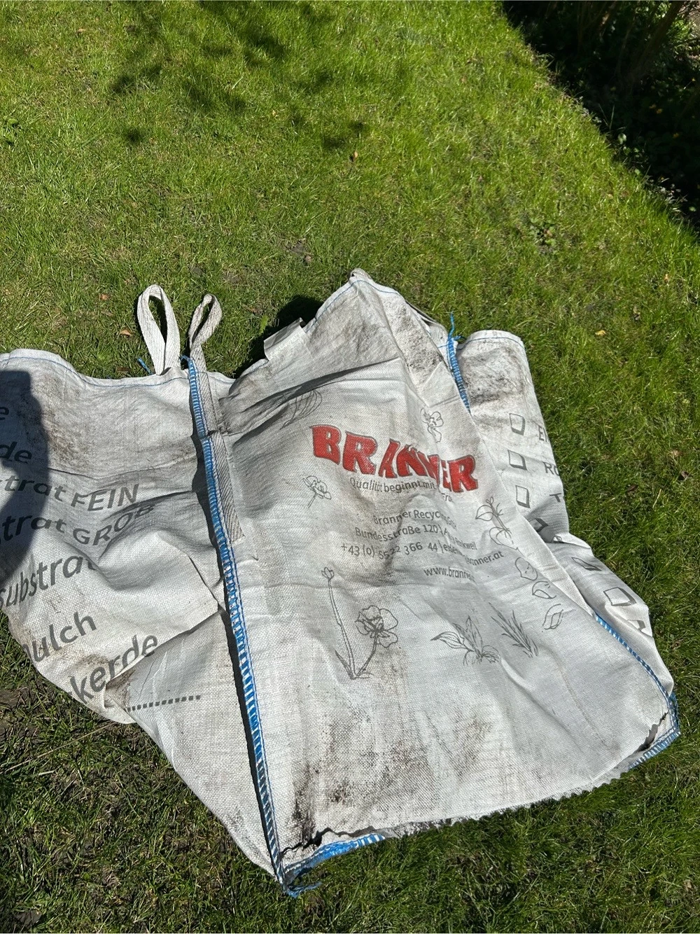 2 grosse Säcke für Erde, Laub, Gras & Co