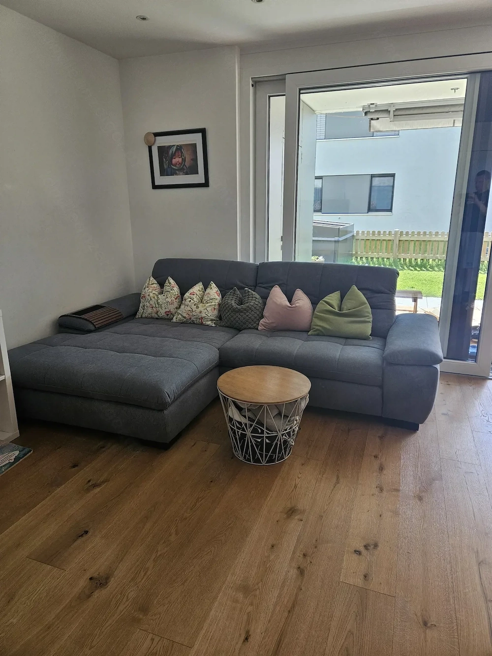 Neuwertige Couch in Blau-Grau inkl. Fleckenschutz