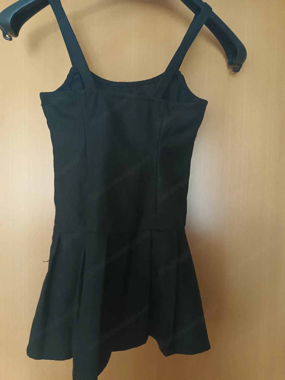 Kleiderpaket für mädchen Gr.134 beinhaltet schwarzes neues Trägerkleid
