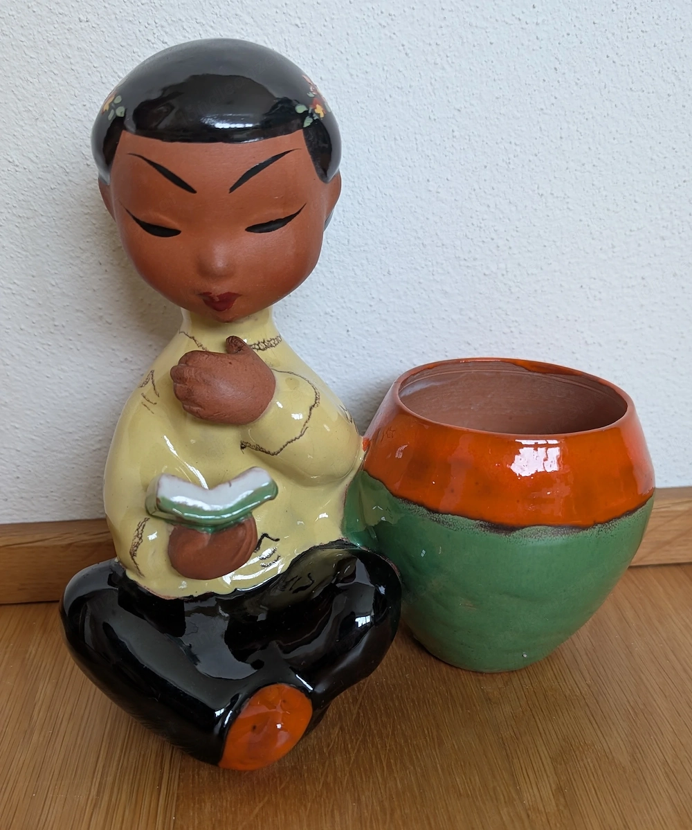 Sammlerstück Gmundner Keramik Vintage 1950 Carli Braun Übertopf mit Figur (Chinese mit Buch)