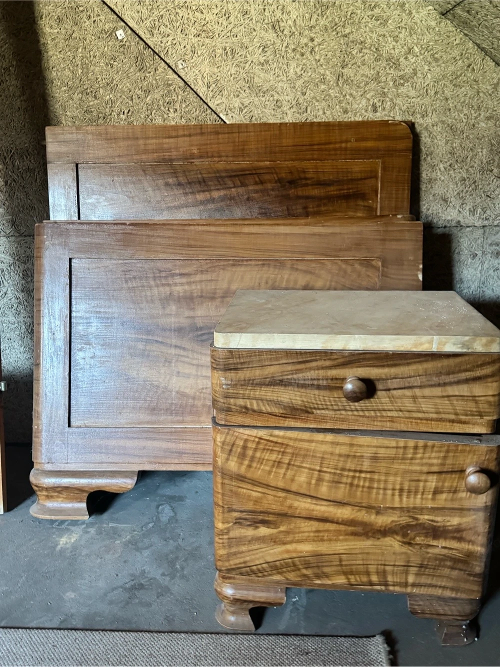 altes Doppelbett mit Nachtkästchen