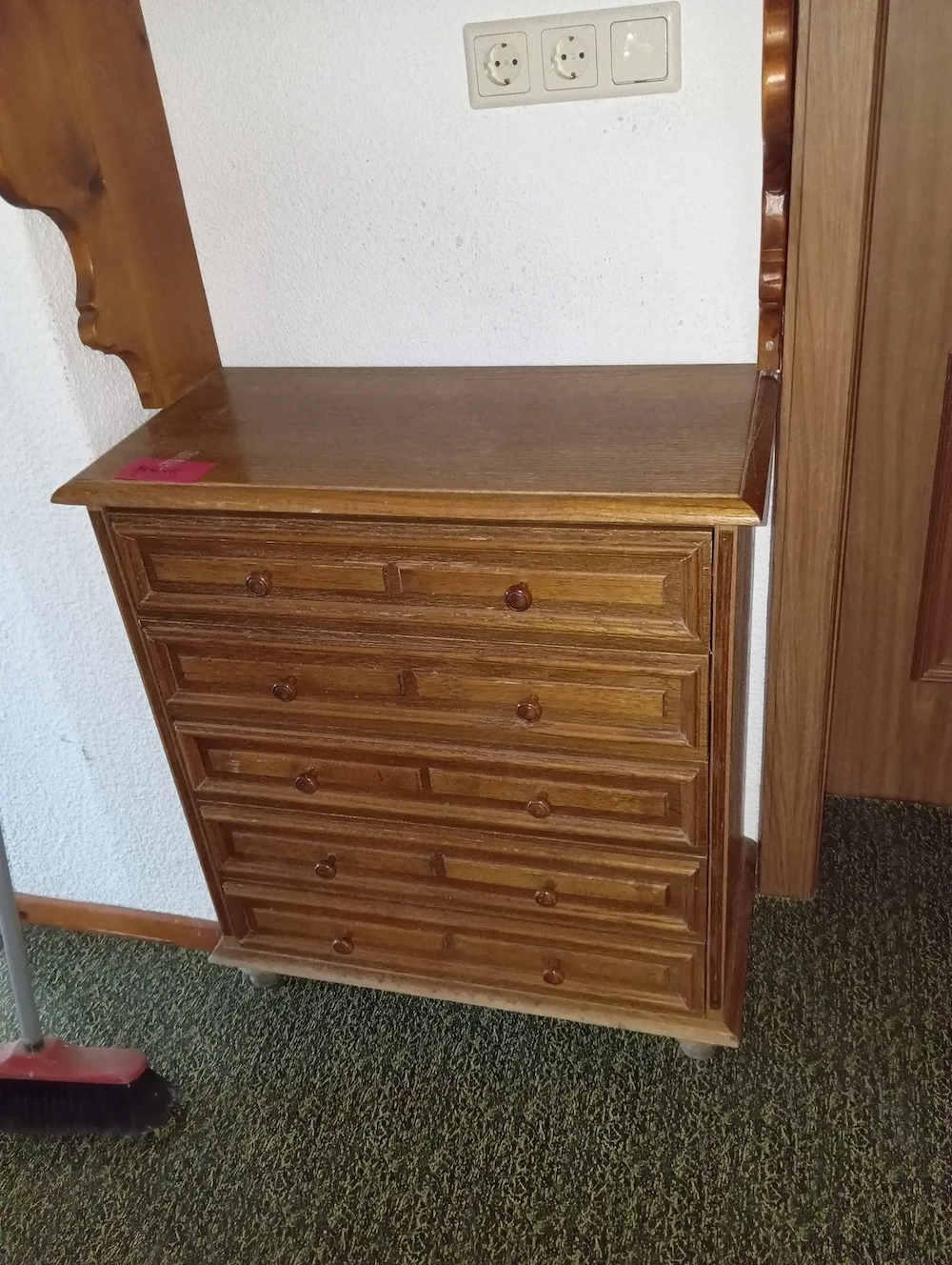 kleiner Schrank mit Schubladen Gratis 