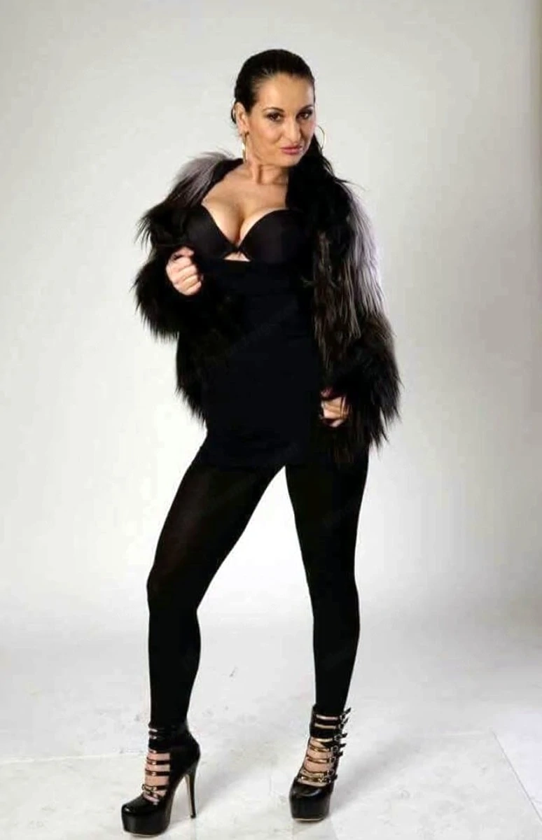 Sara vollbusige feminine Dame Privat Besuche Wien NÖ BGL