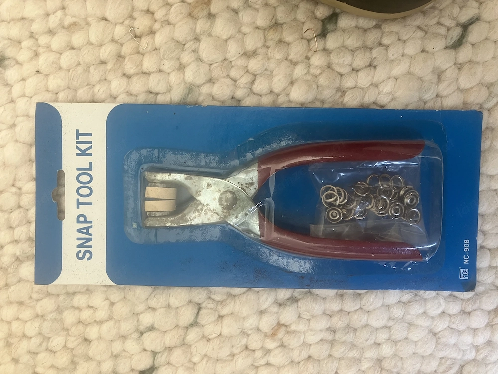 Druckknopfzange mit ca 20 Druckknöpfen 