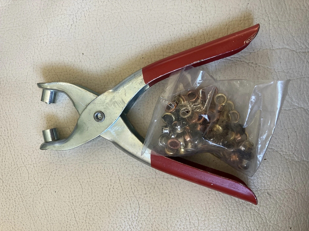 Ösenzange mit ca 50 bunten Ösen 