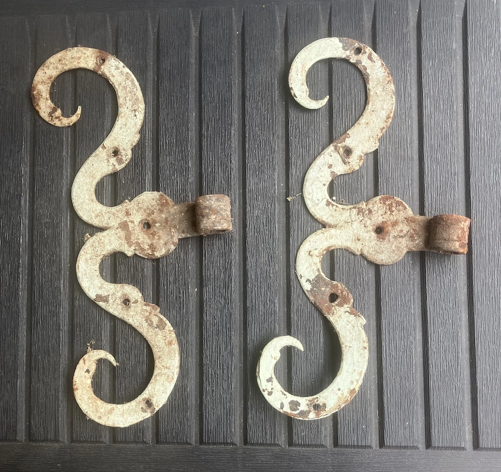 Alte schmiedeeiserne Türbänder