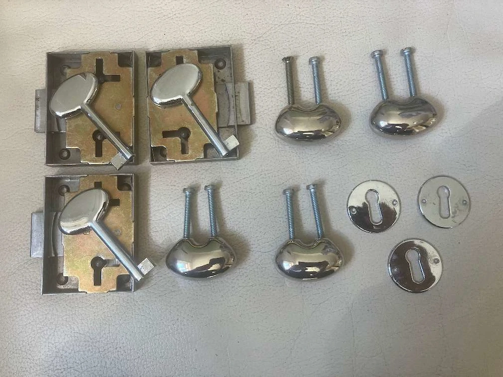 Möbelbeschläge Chrom Griffe und Schlösser 