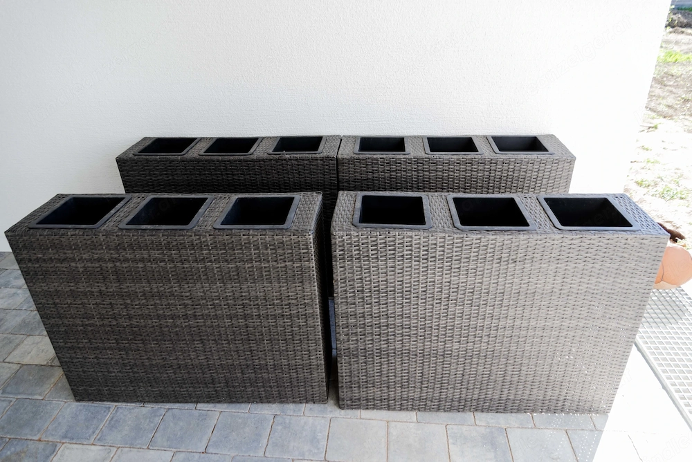 Vier hochwertige Pflanzkästen mit herausnehmbarem Einsatz im modernen Rattan-Look (dunkelgrau).