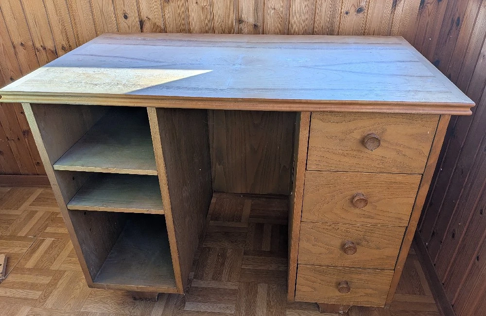 Zu verschenken: alter Nähtisch