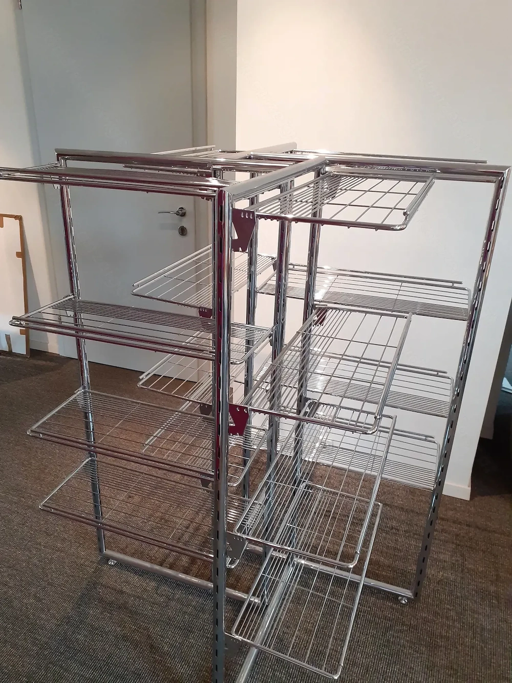 Regal 4-seitig mit je 4 Böden verstellbar