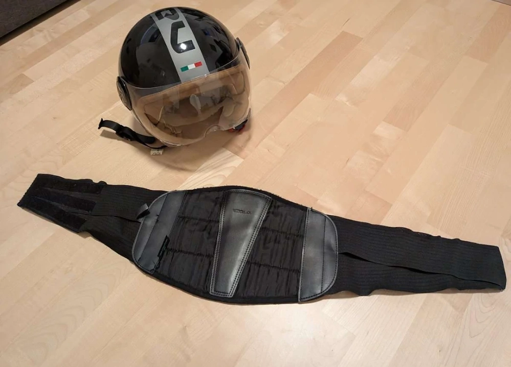 Halbschalenhelm   Jethelm und Nierengurt