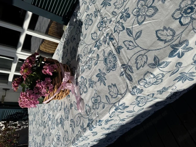 Tischdecke weiss mit blauen Blumendruck