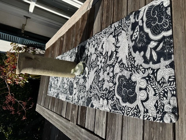 Tischläufer in weiss-dunkelblau