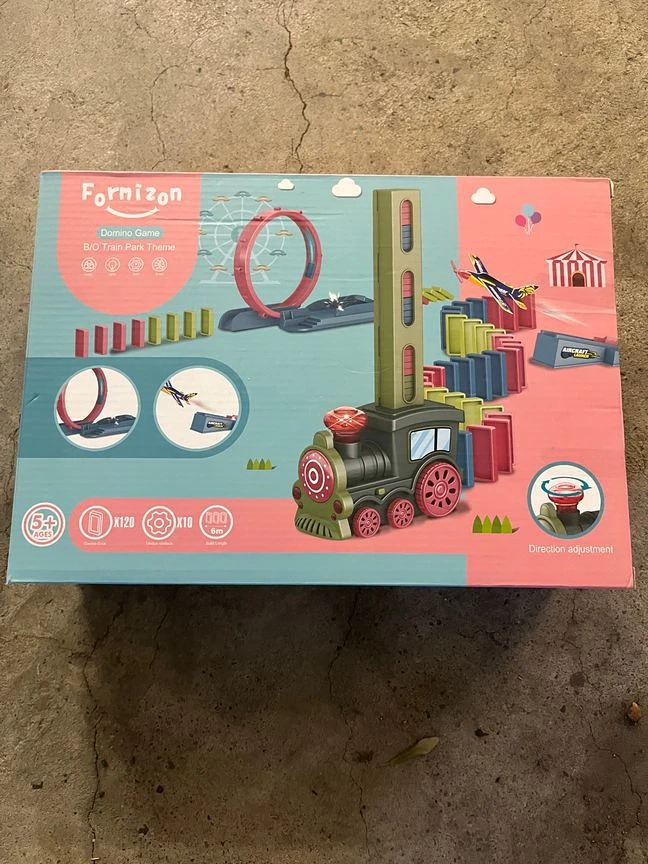 Spiellokomotive mit dominiosteinen