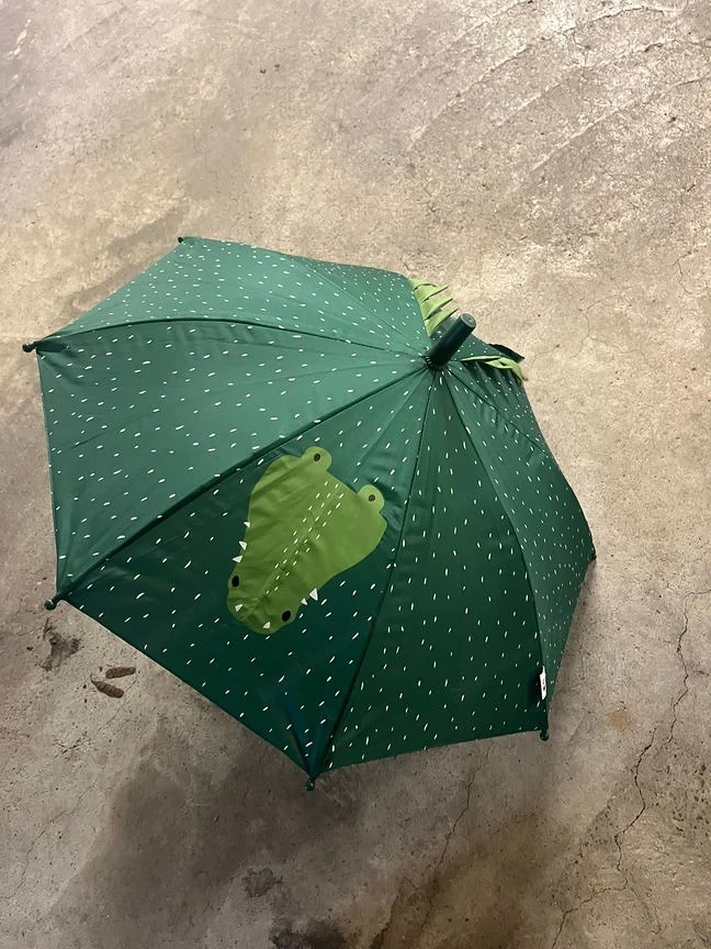 grüner regenschirm für kinder