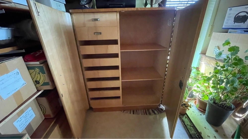 Vollholzschrank zu verschenken