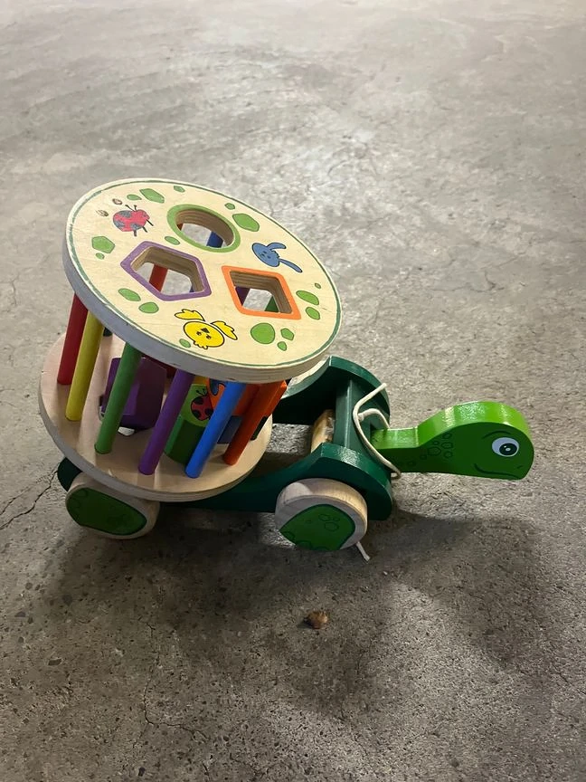 Holzspielzeug mit würfel