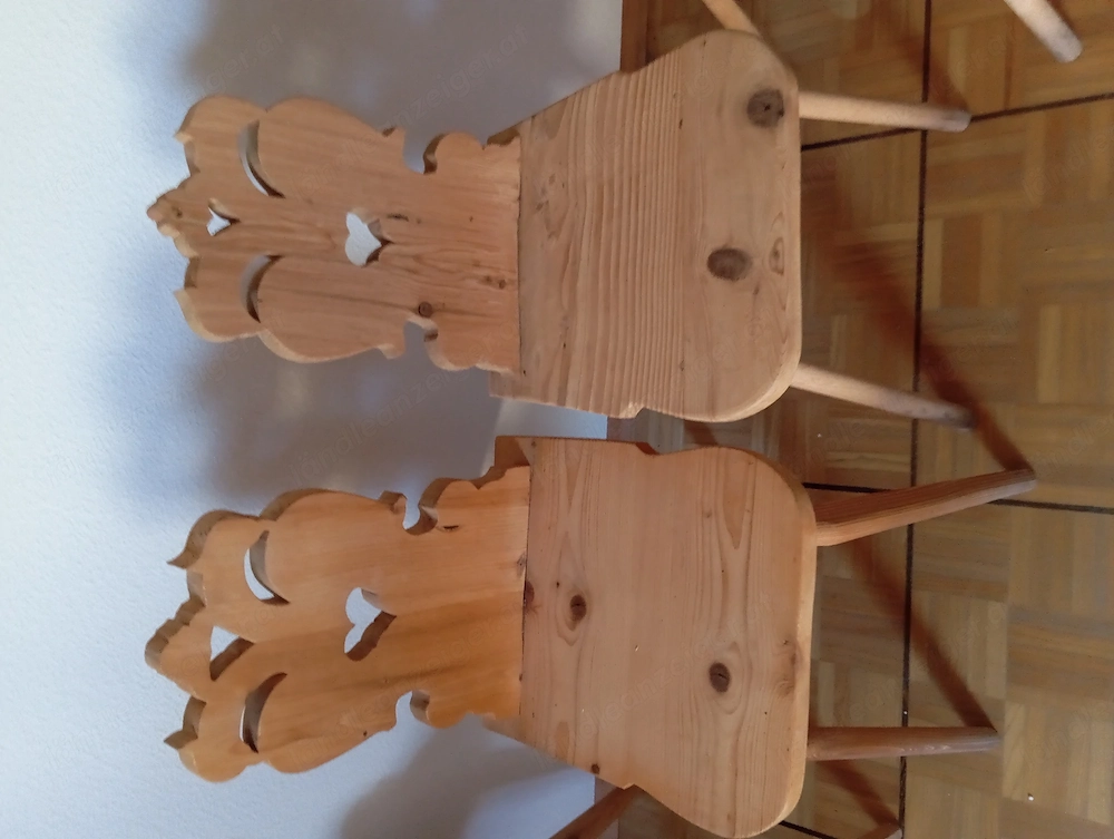 Zwei schöne rustikale Vollholz Stühle 