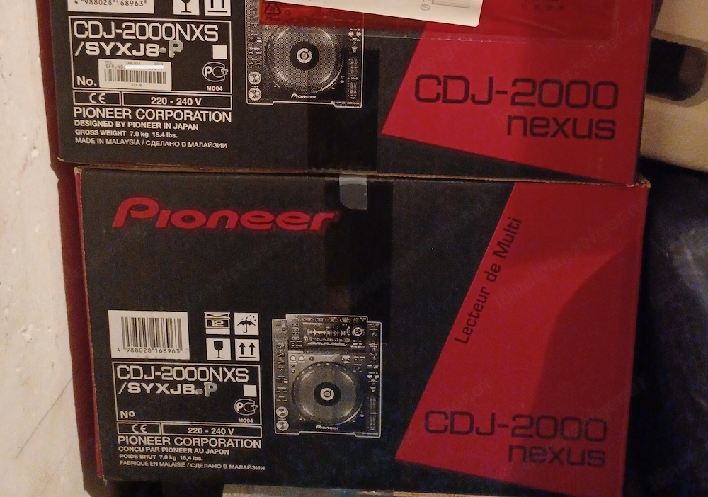2 x Pioneer DJ CDJ 2000 Nexus