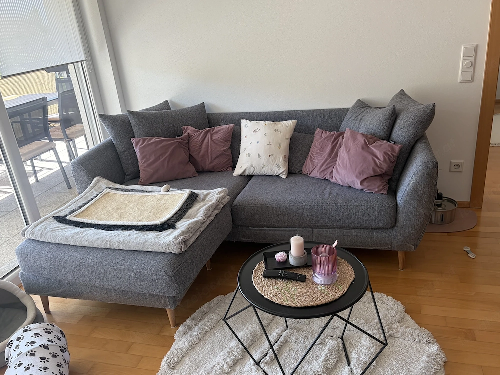 Couch und Couchtisch