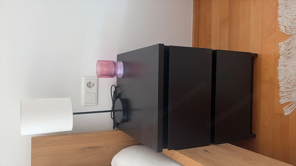 2 Mal Nachttisch plus Lampen