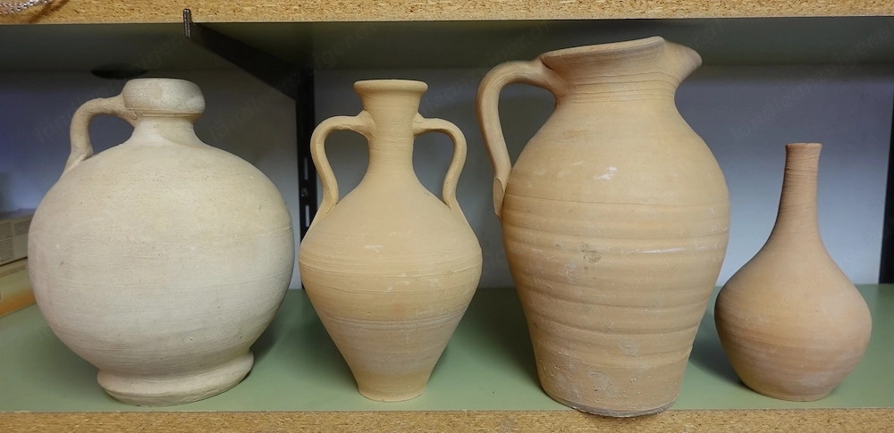 4 Tonvasen (Krüge) laut Bilder