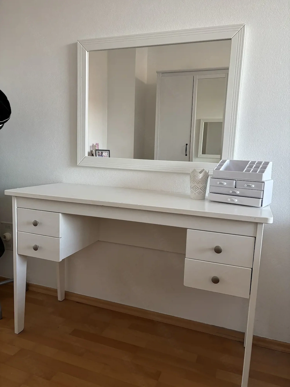 Schminktisch und Spiegel