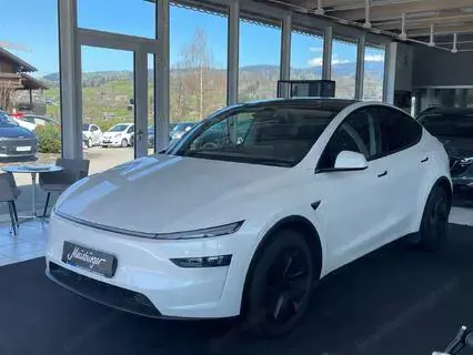 Tesla Model Y 2025