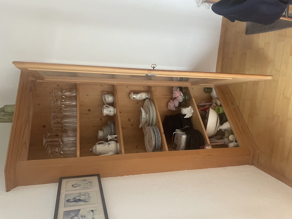 Eckschrank mit Glasvitrine