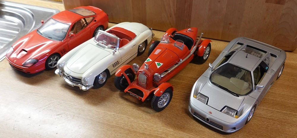 Burago Modellautos, 4 STÜCK, NEUWERTIG 