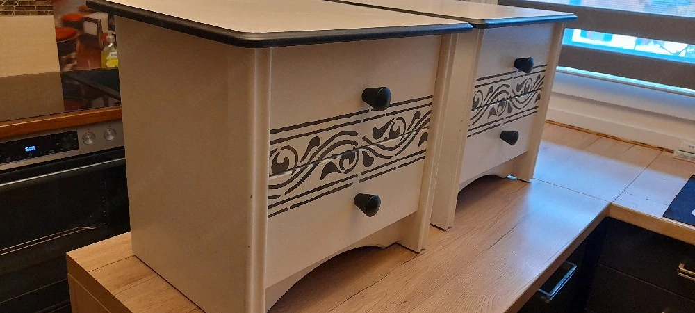 Nachtschränke mit 2 Schubladen