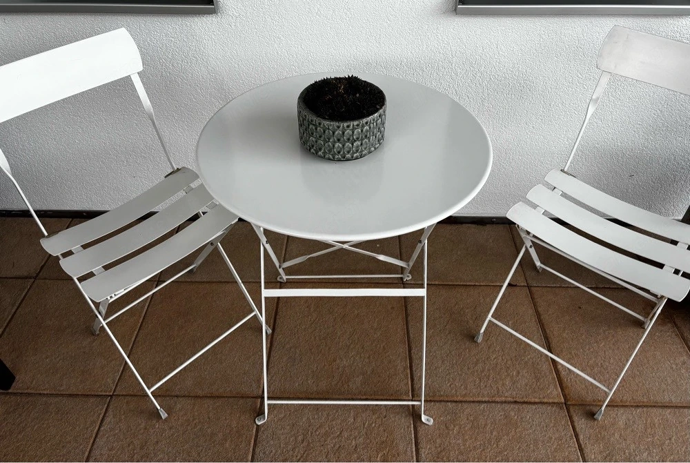 Bistro-Set   Tisch und zwei Stühle