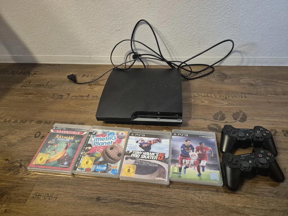 PS3 mit 2 Controller und  4 Spiele