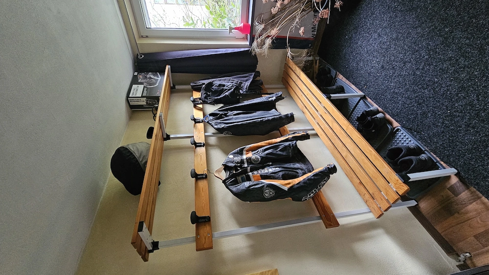 Garderobenbank mit Rückenlehne 2m breit