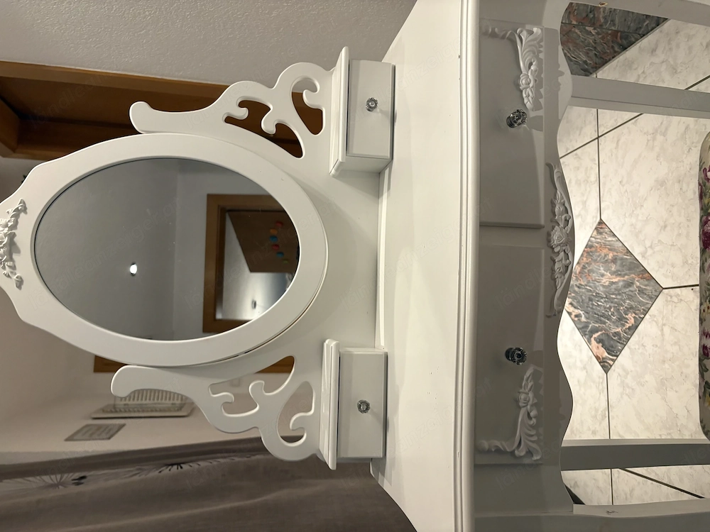 Schminktisch mit Stuhl