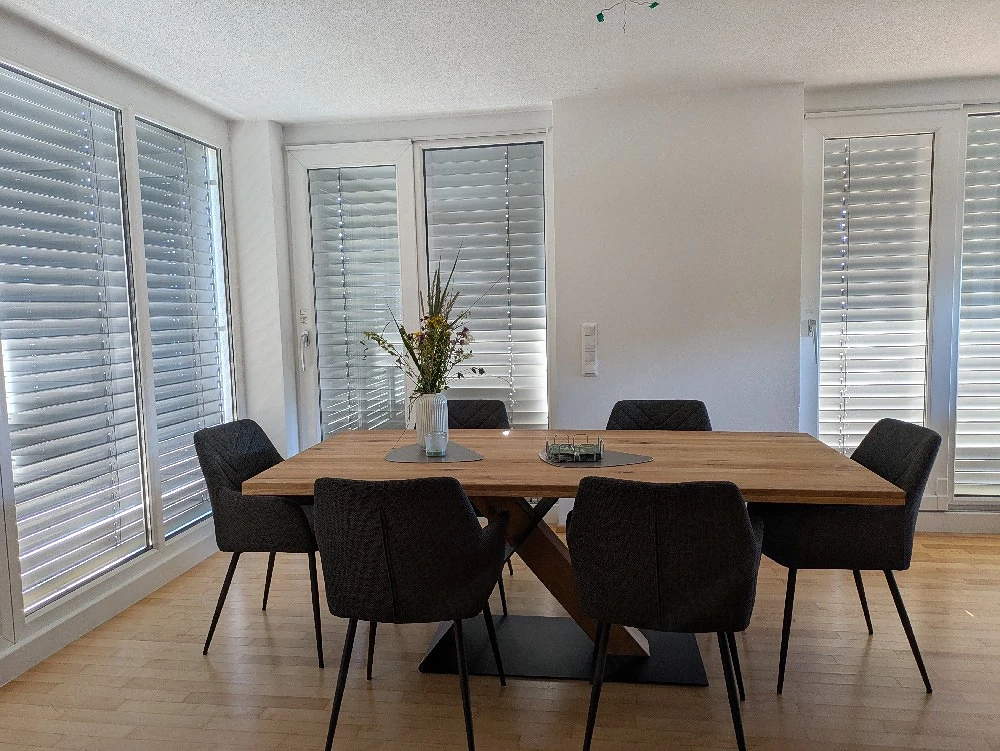 Holztisch (200x100 cm) mit Stühlen